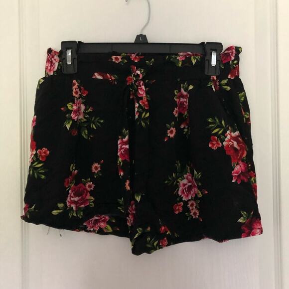 Women's Bermuda‎ Shorts Tie Front Mid Rise Pull On Floral  Black Red Size Medium - Picture 4 of 7
